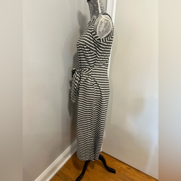 NWOT Women’s Sz: M Gray & White Striped Wide Leg Cropped Halter Belted Jumpsuit. - Picture 4 of 11